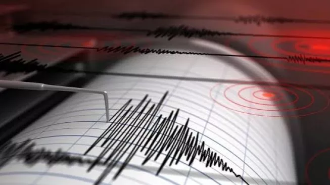 Pada tanggal yang baru saja lewat, Kabupaten Batang, Jawa Tengah, diguncang oleh gempa bumi berkekuatan magnitudo 4,6. Peristiwa ini terjadi pada pukul 15:30 WIB dan berpusat di kedalaman 10 km. Sebagai salah satu daerah yang terletak di jalur seismik aktif, Batang kembali merasakan dampak dari aktivitas geologis yang tak terduga ini. Dalam beberapa jam setelah kejadian, laporan dari masyarakat mulai berdatangan, menunjukkan bahwa banyak rumah warga dan gedung perkantoran mengalami kerusakan. Artikel ini akan membahas lebih dalam tentang gempa tersebut, dampaknya terhadap infrastruktur, respons dari pemerintah dan masyarakat, serta langkah-langkah mitigasi yang perlu diambil untuk mengurangi risiko di masa mendatang. Dampak Gempa Terhadap Infrastruktur Gempa bumi yang mengguncang Kabupaten Batang tidak hanya menjadi berita utama di kalangan masyarakat, tetapi juga memberikan dampak langsung terhadap infrastruktur di daerah tersebut. Banyak rumah warga mengalami kerusakan, mulai dari retak ringan hingga kerusakan parah yang mengancam keselamatan penghuni. Selain itu, gedung perkantoran juga tidak luput dari dampak, dengan beberapa gedung mengalami kerusakan pada struktur bangunan dan dinding. Berdasarkan laporan dari Badan Penanggulangan Bencana Daerah (BPBD) setempat, terdapat lebih dari 200 rumah yang mengalami kerusakan, dimana sebagian besar adalah rumah warga yang dibangun dengan material yang tidak tahan gempa. Kerusakan ini menyebabkan penghuni harus dievakuasi ke tempat yang lebih aman, terutama bagi mereka yang rumahnya mengalami kerusakan parah. Pemerintah setempat juga melakukan peninjauan untuk memastikan keselamatan masyarakat dan memberikan bantuan darurat bagi mereka yang terdampak. Di sektor perkantoran, banyak pegawai yang terpaksa harus menghentikan aktivitasnya sementara waktu. Beberapa gedung harus ditutup untuk pemeriksaan lebih lanjut, dan kegiatan ekonomi di sekitar daerah terdampak pun mengalami penurunan yang signifikan. Para pengusaha dan pekerja yang bergantung pada aktivitas gedung perkantoran harus beradaptasi dengan situasi darurat ini, mengingat banyak yang kehilangan sumber penghasilan mereka akibat kerusakan yang ditimbulkan. Dalam jangka pendek, dampak gempa ini sangat terasa. Namun, dalam jangka panjang, kebutuhan untuk melakukan evaluasi menyeluruh terhadap bangunan dan infrastruktur yang ada menjadi sangat mendesak. Hal ini mencakup peninjauan kembali terhadap standar konstruksi bangunan dan penerapan teknologi tahan gempa yang lebih baik. Respons Pemerintah dan Masyarakat Setelah kejadian gempa, respons dari pemerintah dan masyarakat sangat penting untuk mengatasi situasi darurat ini. Pemerintah Kabupaten Batang segera mengerahkan tim tanggap darurat untuk melakukan assessment terhadap kerusakan dan memberikan bantuan kepada masyarakat yang terdampak. BPBD bekerja sama dengan dinas sosial, kesehatan, dan berbagai lembaga lainnya melakukan penanganan cepat untuk mengurangi dampak lebih lanjut. Masyarakat juga menunjukkan solidaritas yang tinggi dalam situasi ini. Banyak relawan yang berdatangan untuk membantu proses evakuasi, menyediakan makanan, dan memberikan dukungan psikologis bagi masyarakat yang mengalami trauma akibat gempa. Beberapa organisasi non-pemerintah juga turut berkontribusi dengan memberikan bantuan logistik dan layanan kesehatan kepada korban. Selain itu, pemerintah melakukan sosialisasi mengenai pentingnya mitigasi bencana. Banyak warga yang tidak menyadari risiko gempa dan minim pengetahuan tentang langkah-langkah yang harus diambil saat gempa terjadi. Melalui seminar dan pelatihan, masyarakat diharapkan bisa lebih siap dalam menghadapi bencana serupa di masa depan. Di sisi lain, media juga berperan penting dalam menyebarkan informasi yang akurat dan cepat. Melalui berita dan laporan langsung, masyarakat mengikuti perkembangan situasi, yang sangat penting dalam menjaga kewaspadaan dan mempermudah proses penanganan bencana. Langkah-Langkah Mitigasi Bencana di Masa Depan Setelah gempa yang mengguncang Kabupaten Batang, penting bagi pemerintah dan masyarakat untuk menerapkan langkah-langkah mitigasi bencana yang lebih efektif. Salah satu upaya yang perlu dilakukan adalah peningkatan kualitas pembangunan infrastruktur, khususnya di daerah yang rawan gempa. Standar konstruksi yang lebih ketat dan penggunaan bahan bangunan yang tahan gempa harus menjadi prioritas dalam setiap proyek pembangunan. Selain itu, edukasi masyarakat tentang kebencanaan juga sangat penting. Pemerintah dapat mengadakan pelatihan reguler dan simulasi evakuasi untuk meningkatkan kesadaran dan kesiapan masyarakat. Dengan pengetahuan yang memadai, masyarakat diharapkan dapat mengambil tindakan yang tepat saat terjadi gempa. Penting juga untuk melakukan pemetaan risiko bencana secara berkala. Identifikasi daerah-daerah yang paling rentan terhadap gempa dapat membantu pemerintah dalam merencanakan program mitigasi yang lebih efektif dan menyalurkan sumber daya dengan lebih efisien. Pemetaan ini bisa melibatkan kerjasama dengan para ahli geologi dan organisasi internasional untuk mendapatkan data yang akurat. Terakhir, kolaborasi antara berbagai lembaga, baik pemerintah maupun swasta, sangat penting dalam upaya mitigasi bencana. Dengan pembentukan jaringan yang kuat, semua pihak dapat saling mendukung dan berkontribusi dalam membangun ketahanan bencana di daerah rawan, seperti Kabupaten Batang.