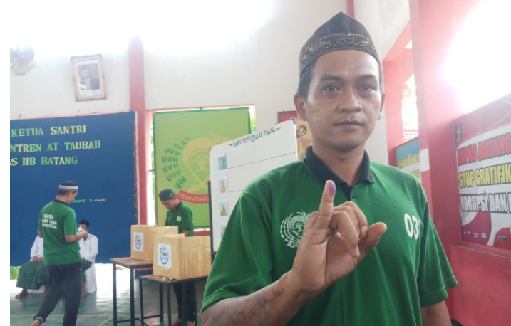 Dalam upaya meningkatkan kualitas pendidikan dan kemandirian santri, Lembaga Pemasyarakatan (Lapas) di Batang melakukan inisiatif yang patut diacungi jempol. Mereka menggelar pemilihan Ketua Santri dengan format yang mirip dengan pemilihan umum (pemilu) di Indonesia. Kegiatan ini bukan hanya sekadar seremonial, namun juga merupakan bagian dari proses pembelajaran bagi para santri dalam berdemokrasi. Melalui kegiatan ini, para santri diberikan kesempatan untuk berpartisipasi aktif dalam memilih pemimpin mereka sendiri, yang diharapkan dapat membangun rasa tanggung jawab dan kepemimpinan, serta meningkatkan rasa solidaritas di antara mereka. Artikel ini akan mengupas lebih dalam tentang proses pemilihan, dampaknya bagi santri, tantangan yang dihadapi, serta harapan ke depan dari kegiatan ini. 1. Proses Pemilihan Ketua Santri yang Demokratis Pemilihan Ketua Santri di Lapas Batang dilakukan dengan mengikuti prinsip-prinsip demokrasi yang mendasar. Proses ini diawali dengan sosialisasi kepada seluruh santri mengenai pentingnya pemilihan dan cara-cara yang harus dilakukan dalam proses pemungutan suara. Dalam tahapan ini, para santri diberi pemahaman mengenai hak dan kewajiban mereka sebagai pemilih. Setelah tahap sosialisasi, proses pendaftaran calon ketua santri dibuka. Para santri yang berminat untuk mencalonkan diri diharuskan memenuhi beberapa syarat, seperti memiliki pemahaman yang baik mengenai organisasi dan kemampuan berkomunikasi. Proses pendaftaran ini juga dibuka untuk diskusi dan masukan dari santri lainnya, guna menciptakan transparansi dan akuntabilitas. Selanjutnya, dilakukan kampanye oleh calon ketua santri, di mana setiap calon diberikan kesempatan untuk menyampaikan visi dan misi mereka. Kampanye ini menjadi salah satu momen penting di mana para calon dapat menjelaskan kepada seluruh santri apa yang ingin mereka capai jika terpilih. Kegiatan ini juga melibatkan interaksi langsung antara calon dan pemilih, sehingga para santri dapat merasakan atmosfer pemilihan yang sesungguhnya. Hari pemungutan suara pun tiba. Para santri mengikuti proses pemungutan suara dengan antusiasme tinggi. Mereka berbaris untuk memberikan suara, menggunakan kertas suara yang telah disiapkan dengan sistem yang mirip dengan pemilu nasional. Setelah pemungutan suara selesai, penghitungan suara dilakukan secara terbuka, yang memungkinkan seluruh santri untuk menyaksikan proses tersebut. Hal ini penting untuk menjaga transparansi dan keadilan dalam pemilihan. Proses pemilihan yang demokratis ini tidak hanya memberikan pengalaman berharga bagi para santri, tetapi juga meningkatkan rasa percaya diri mereka dalam berpartisipasi dalam kegiatan sosial. Ini adalah langkah awal yang baik untuk membiasakan diri mereka dengan proses demokrasi yang sesungguhnya, yang tentu saja sangat penting dalam kehidupan masyarakat. 2. Dampak Positif Terhadap Pembelajaran Santri Kegiatan pemilihan Ketua Santri di Lapas Batang memiliki dampak positif yang signifikan terhadap pembelajaran para santri. Pertama, kegiatan ini menjadi sarana untuk mengedukasi santri mengenai pentingnya berdemokrasi. Mereka belajar untuk menghargai pendapat orang lain, memahami proses pengambilan keputusan, serta pentingnya pemimpin yang mampu membawa perubahan positif. Dengan mengikuti proses pemilihan ini, santri mendapatkan pengalaman praktis dalam berdemokrasi. Mereka belajar untuk menjadi pemilih yang cerdas, yaitu dengan mempertimbangkan visi dan misi calon ketua santri sebelum memberikan suara. Hal ini akan membantu mereka untuk mengembangkan sikap kritis dan analitis, yang penting untuk menghadapi berbagai situasi di kehidupan nyata. Selain itu, kegiatan ini juga mengajarkan santri tentang tanggung jawab dan kepemimpinan. Para calon ketua santri harus mampu menjelaskan visi dan misi mereka secara jelas dan meyakinkan. Mereka juga belajar untuk menanggung konsekuensi dari setiap keputusan yang diambil. Ini akan membentuk karakter santri menjadi lebih baik, dengan pemahaman yang lebih dalam mengenai tanggung jawab sosial. Dari sisi sosial, kegiatan ini juga memperkuat rasa kebersamaan di antara para santri. Proses pemilihan merupakan momen yang mempertemukan berbagai latar belakang dan karakter santri. Mereka belajar untuk bekerja sama, berkomunikasi, dan merangkul perbedaan demi mencapai tujuan bersama yaitu menciptakan pemimpin yang baik. Dengan demikian, pemilihan Ketua Santri di Lapas Batang bukan hanya sebatas pemilihan, tetapi juga merupakan proses pendidikan dan pembelajaran yang sangat berharga bagi santri. Ini adalah langkah penting dalam membangun generasi yang memahami dan menghargai nilai-nilai demokrasi. 3. Tantangan dalam Pelaksanaan Pemilihan Walaupun kegiatan pemilihan Ketua Santri di Lapas Batang berlangsung sukses, namun tidak terlepas dari berbagai tantangan. Salah satu tantangan utama adalah kesadaran dan pemahaman santri mengenai proses demokrasi itu sendiri. Beberapa santri mungkin belum sepenuhnya memahami pentingnya hak suara dan dampak dari pilihan mereka. Oleh karena itu, sosialisasi yang berkualitas dan berkelanjutan menjadi sangat penting untuk meningkatkan pemahaman ini. Selain itu, terdapat tantangan dalam hal penyelenggaraan. Meskipun sudah direncanakan dengan baik, faktor teknis seperti ketersediaan sarana dan prasarana juga menjadi halangan. Misalnya, dalam hal penyediaan tempat pemungutan suara yang nyaman dan aman, serta ketersediaan alat tulis untuk pemungutan suara. Semua ini perlu dipersiapkan dengan matang agar proses pemilihan dapat berlangsung secara efisien dan efektif. Dari sisi psikologis, santri juga mungkin mengalami tekanan atau kecemasan saat menghadapi proses pemilihan. Bagi santri yang mencalonkan diri, ada rasa takut akan kegagalan atau pandangan negatif dari teman-teman mereka. Oleh karena itu, penting untuk memberikan dukungan moral bagi para calon dan pemilih agar proses ini dapat berjalan dengan baik. Tantangan lainnya adalah menjaga netralitas dalam proses pemilihan. Pihak penyelenggara harus memastikan bahwa tidak ada keberpihakan dalam proses pemilihan, agar seluruh santri merasa diperlakukan dengan adil. Ini adalah tantangan yang tidak mudah namun sangat penting untuk membangun kepercayaan di antara para santri. Dengan menyadari dan mengatasi tantangan-tantangan ini, Lapas Batang dapat meningkatkan kualitas pemilihan Ketua Santri di masa yang akan datang. Ini menjadi peluang untuk terus belajar dan berbenah demi kebaikan bersama. 4. Harapan dan Prospek Ke Depan Melihat kesuksesan pemilihan Ketua Santri di Lapas Batang, banyak harapan yang muncul untuk kegiatan serupa di masa depan. Salah satu harapannya adalah agar kegiatan ini dapat menjadi program rutin yang diadakan setiap tahun. Dengan begitu, santri akan terus mendapatkan pengalaman dan pembelajaran yang berharga mengenai berdemokrasi. Selain itu, diharapkan agar kegiatan ini dapat melibatkan lebih banyak pihak, seperti alumni atau masyarakat sekitar. Dengan melibatkan lebih banyak orang, proses pemilihan akan menjadi lebih beragam dan menarik. Ini juga dapat memberikan perspektif baru bagi santri dalam memahami pentingnya kolaborasi dan kerja sama dalam mencapai tujuan bersama. Ke depan, diharapkan juga dapat dilakukan evaluasi terhadap proses pemilihan yang sudah dilaksanakan. Dengan melakukan evaluasi, pihak penyelenggara dapat mengetahui kekuatan dan kelemahan dari kegiatan ini sehingga dapat memperbaiki dan mengembangkan program di tahun-tahun berikutnya. Hal ini penting untuk memastikan bahwa kegiatan ini benar-benar memberikan manfaat yang maksimal bagi seluruh santri. Terakhir, harapan terbesar adalah agar para santri yang terlibat dalam pemilihan ini dapat menjadi pemimpin-pemimpin yang baik di masa depan. Mereka diharapkan bisa menerapkan nilai-nilai yang telah dipelajari dalam kehidupan sehari-hari, baik di lingkungan Lapas maupun di masyarakat saat mereka kembali ke kehidupan normal. Dengan demikian, kegiatan ini dapat memberikan dampak jangka panjang yang positif bagi santri dan masyarakat.