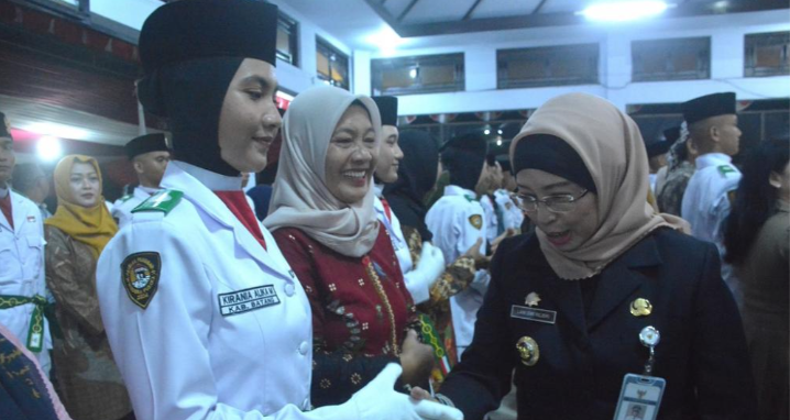 Ucapkan Ikrar Khidmat, 75 Paskibraka Resmi Dikukuhkan Pj Bupati Batang