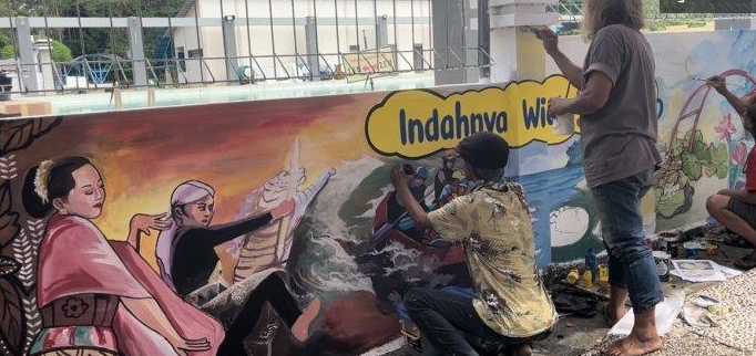 Dalam rangka merayakan Hari Ulang Tahun (HUT) ke-79 Republik Indonesia, Dinas Pariwisata, Pemuda, dan Olahraga (Disparpora) Batang menggelar sebuah acara yang inovatif dan kreatif, yaitu lomba mural. Acara ini bertujuan untuk tidak hanya merayakan kemerdekaan bangsa, tetapi juga mengangkat potensi wisata daerah melalui karya seni yang menarik. Mural sebagai bentuk ekspresi artistik dapat menjadi daya tarik tersendiri bagi wisatawan, serta memberikan identitas budaya bagi masyarakat setempat. Dalam artikel ini, kita akan membahas lebih dalam mengenai acara ini melalui empat sub judul yang akan memperinci manfaat, dampak, serta proses penyelenggaraan lomba mural dalam mempromosikan pariwisata Batang. 1. Mural Sebagai Daya Tarik Wisata Mural bukan hanya sekadar lukisan di dinding; mereka merupakan karya seni yang dapat menggugah rasa ingin tahu dan memberikan pengalaman visual yang menarik bagi setiap pengunjung. Ketika sebuah daerah memperkenalkan mural-mural yang indah dan bercerita, hal ini bisa menjadi magnet bagi wisatawan yang ingin menjelajahi seni dan budaya lokal. Mural-mural yang dihasilkan dalam lomba ini tidak hanya akan menghiasi dinding kota, tetapi juga menyampaikan pesan-pesan tentang sejarah, budaya, dan nilai-nilai yang dianut oleh masyarakat Batang. Keberadaan mural di ruang publik memungkinkan interaksi dan keterlibatan masyarakat. Wisatawan yang berkunjung dapat mengambil foto dan berbagi di media sosial, yang pada gilirannya dapat memperluas jangkauan promosi pariwisata Batang. Selain itu, mural juga menjadi tempat berkumpulnya berbagai kalangan, mulai dari anak-anak hingga dewasa, yang ingin menikmati keindahan seni dan berinteraksi dengan para seniman. Dengan menciptakan ruang publik yang indah, Batang berpotensi menarik lebih banyak pengunjung yang ingin merasakan nuansa lokal yang autentik. Dalam konteks HUT ke-79 RI, lomba mural ini juga mengajak seniman lokal untuk berperan aktif dalam merayakan kemerdekaan. Melalui mural, mereka dapat mengekspresikan rasa cinta tanah air dan mengangkat tema-tema yang relevan dengan semangat kemerdekaan. Ini adalah kesempatan emas bagi seniman untuk menunjukkan bakat mereka sekaligus mendukung pengembangan pariwisata daerah. 2. Proses Penyelenggaraan Lomba Mural Penyelenggaraan lomba mural dalam rangka HUT ke-79 RI melibatkan berbagai elemen mulai dari pendaftaran peserta, penentuan lokasi, hingga penilaian karya. Proses ini dirancang agar transparan dan profesional sehingga dapat menghasilkan karya-karya mural yang berkualitas. Peserta yang terlibat adalah seniman lokal dan pelajar yang memiliki bakat di bidang seni lukis. Mereka diundang untuk mendaftarkan diri dan mengajukan tema mural yang akan mereka buat. Pemilihan lokasi menjadi salah satu aspek penting dalam lomba ini. Lokasi mural yang dipilih adalah tempat-tempat strategis yang sering dikunjungi oleh masyarakat dan wisatawan, seperti taman kota, jalan utama, dan area publik lainnya. Hal ini bertujuan agar mural yang dihasilkan tidak hanya memiliki nilai estetika, tetapi juga mudah diakses oleh masyarakat. Setelah proses pendaftaran, para peserta mulai melukis mural mereka dengan tema yang telah ditentukan. Proses ini biasanya berlangsung selama beberapa hari, di mana peserta dapat menunjukkan kreativitas mereka. Setelah selesai, panel juri yang terdiri dari seniman, akademisi, dan penggiat seni akan melakukan penilaian berdasarkan beberapa kriteria, seperti inovasi, teknik, dan relevansi dengan tema kemerdekaan. Dalam proses ini, Disparpora Batang juga berupaya melibatkan masyarakat untuk ikut serta dalam kegiatan, baik sebagai penonton maupun pengunjung yang memberikan dukungan kepada para seniman. Hal ini menciptakan suasana yang meriah dan penuh semangat kebersamaan. Dengan demikian, penyelenggaraan lomba mural tidak hanya menjadi ajang kompetisi, tetapi juga menjadi momen berkumpulnya masyarakat untuk merayakan cinta pada seni dan budaya. 3. Dampak Sosial dan Ekonomi Lomba mural yang diadakan oleh Disparpora Batang tidak hanya berdampak pada aspek seni, tetapi juga memiliki dampak sosial dan ekonomi yang signifikan. Dalam konteks sosial, lomba ini menciptakan ruang bagi masyarakat untuk berinteraksi dan berkolaborasi. Melalui karya seni, masyarakat dapat merasakan kebanggaan dan kecintaan terhadap daerah mereka. Keterlibatan masyarakat dalam acara ini juga dapat meningkatkan rasa kebersamaan dan solidaritas antarwarga. Dari segi ekonomi, lomba mural berpotensi meningkatkan kunjungan wisatawan ke Batang. Ketika mural-mural menarik perhatian, akan ada lebih banyak orang yang datang untuk melihat dan berfoto. Hal ini tentunya akan mendatangkan keuntungan bagi pelaku usaha lokal, seperti pedagang makanan, penginapan, dan penyedia jasa lainnya. Meningkatnya tingkat kunjungan juga membuka peluang bagi pemerintah daerah untuk mengembangkan lebih lanjut sektor pariwisata. Lebih jauh lagi, acara ini dapat menjadi sarana promosi bagi seniman lokal untuk menunjukkan bakat mereka. Mural yang dihasilkan dapat menjadi karya yang diakui secara luas, sehingga membuka peluang bagi seniman untuk mendapatkan proyek-proyek lain atau bahkan kolaborasi dengan berbagai pihak. Dengan demikian, lomba mural tidak hanya menjadi kegiatan seremonial, tetapi juga berfungsi sebagai katalisator bagi pertumbuhan ekonomi lokal. 4. Membangun Identitas Budaya Melalui Seni Seni mural memiliki potensi besar dalam membangun identitas budaya suatu daerah. Dalam konteks HUT ke-79 RI, lomba mural ini tentu saja menggambarkan nilai-nilai yang melekat pada kemerdekaan dan perjalanan bangsa. Melalui tema-tema yang diangkat, seperti perjuangan pahlawan, keanekaragaman budaya, dan persatuan, masyarakat Batang dapat merasakan kembali jati diri mereka sebagai bangsa yang merdeka. Mural yang dihasilkan juga mencerminkan keragaman budaya yang ada di Batang. Dengan melibatkan seniman dari berbagai latar belakang, lomba ini dapat menampilkan berbagai gaya dan teknik seni, yang pada gilirannya memperkaya identitas lokal. Dalam proses ini, masyarakat diajak untuk lebih menghargai seni sebagai bagian dari warisan budaya yang perlu dilestarikan. Selain itu, identitas budaya yang dibangun melalui mural dapat menjadi daya tarik tersendiri bagi wisatawan. Ketika mereka melihat karya seni yang mencerminkan nilai-nilai lokal, mereka akan lebih tertarik untuk mengunjungi Batang dan belajar lebih dalam tentang sejarah dan budaya setempat. Dengan demikian, lomba mural ini tidak hanya menjadi ajang seni, tetapi juga sebagai alat untuk memperkenalkan dan melestarikan budaya Indonesia kepada generasi mendatang.