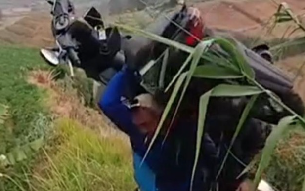 Viral Suradi ‘Samson’ Asal Batang Panggul Motor Terperosok Kebun Sendirian