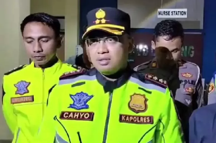 Kecelakaan lalu lintas di Indonesia merupakan salah satu masalah yang sangat serius dan sering kali menimbulkan korban jiwa. Salah satu insiden tragis yang baru-baru ini terjadi adalah kecelakaan yang melibatkan mobil Toyota Fortuner yang terjatuh ke dalam jurang di jalur Batang-Dieng. Kecelakaan ini tidak hanya mengguncang masyarakat setempat tetapi juga menjadi sorotan media nasional. Dalam tragedi ini, empat orang dinyatakan tewas, dan identitas mereka menjadi topik yang banyak dibicarakan. Artikel ini akan mengupas lebih dalam mengenai identitas keempat korban, latar belakang mereka, serta penyebab dan dampak dari kecelakaan ini. 1. Identitas Korban Pertama: Ryan Setiawan Ryan Setiawan, seorang pemuda berusia 28 tahun, dikenal sebagai sosok yang ceria dan penuh semangat. Ia merupakan lulusan dari salah satu perguruan tinggi terkemuka di Jakarta dengan gelar Sarjana Ekonomi. Sejak lulus, Ryan bekerja di sebuah perusahaan multinasional sebagai analis keuangan. Masyarakat mengenalnya sebagai sosok yang sangat peduli dengan isu sosial dan selalu terlibat dalam berbagai kegiatan amal. Dia tercatat aktif dalam organisasi kepemudaan di daerahnya, di mana ia berusaha membantu masyarakat yang kurang mampu. Kecelakaan yang merenggut nyawanya terjadi saat ia sedang dalam perjalanan bersama teman-temannya untuk berlibur ke Dieng. Ryan sangat menantikan perjalanan ini sebagai momen untuk bersantai setelah minggu-minggu yang melelahkan di tempat kerja. Sayangnya, harapan tersebut harus sirna dalam sekejap. Teman-teman Ryan menggambarkan dirinya sebagai pribadi yang selalu optimis dan menyenangkan. Keluarganya kini merasa kehilangan yang mendalam dan berharap agar kejadian serupa tidak terulang lagi di masa mendatang. Kecelakaan yang mengakibatkan ajal Ryan juga mencerminkan pentingnya keselamatan berkendara. Masyarakat diharapkan lebih berhati-hati, terutama di jalur yang memiliki tingkat resiko tinggi. Ryan menjadi salah satu simbol dari banyaknya korban yang jatuh akibat kelalaian di jalan raya. 2. Identitas Korban Kedua: Maria Lestari Maria Lestari adalah seorang guru sekolah dasar berusia 32 tahun yang tinggal di Batang. Ia dikenal sebagai sosok yang penuh kasih dan dedikasi terhadap murid-muridnya. Maria memiliki passion dalam pendidikan dan selalu berusaha memberikan yang terbaik bagi anak-anak didiknya. Kecelakaan ini sangat mengejutkan komunitas pendidikan di mana Maria mengajar. Banyak murid yang merasa kehilangan sosok pengayom yang selama ini menjadi inspirasi bagi mereka. Maria memiliki dua anak yang masih kecil, dan kehilangan ibunya adalah sebuah pukulan berat bagi mereka. Dalam perjalanan tersebut, Maria berperan sebagai pengemudi dan membawa keluarga serta beberapa teman. Keputusan untuk pergi berlibur di akhir pekan adalah bentuk usaha Maria untuk mempererat hubungan keluarga dan teman. Namun, tragedi ini justru merenggut mereka dalam perjalanan yang seharusnya menyenangkan. Keluarga Maria kini berjuang untuk menghadapi kenyataan pahit ini. Teman-teman dan rekan kerja Maria juga melakukan penggalangan dana untuk membantu biaya pemakaman dan mendukung anak-anaknya yang kini menjadi yatim piatu. Ini adalah pengingat penting tentang bagaimana sebuah kecelakaan bisa mempengaruhi banyak orang, bukan hanya korban itu sendiri tetapi juga orang-orang terdekatnya. 3. Identitas Korban Ketiga: Ahmad Rizky Ahmad Rizky, seorang pengusaha muda berusia 30 tahun, dikenal sebagai sosok yang ambisius dalam dunia bisnis. Ia memiliki usaha kuliner yang sedang berkembang dan telah mendapatkan banyak penggemar. Ahmad dikenal di kalangan pengusaha lokal sebagai inovator, selalu mencari cara baru untuk mengembangkan usahanya. Ia juga sering terlibat dalam kegiatan kewirausahaan, memberikan seminar dan pelatihan kepada generasi muda tentang cara berbisnis yang baik. Sayangnya, dalam perjalanan untuk berlibur tersebut, Ahmad harus menghadapi takdir yang tidak terduga. Kecelakaan tersebut terjadi saat mobil yang ditumpangi Ahmad kehilangan kendali dan terjatuh ke dalam jurang. Berita tentang kecelakaan ini segera menyebar, dan banyak orang yang merasa kehilangan sosok inspiratif seperti Ahmad. Banyak rekan bisnis dan teman-temannya yang memberikan penghormatan terakhir melalui media sosial, mengenang perjalanan hidup Ahmad yang penuh dedikasi. Keluarga Ahmad kini sedang berduka dan berusaha melanjutkan kehidupan setelah kehilangan sosok yang mereka cintai. Kecelakaan ini juga membuka mata masyarakat tentang pentingnya keselamatan di jalan raya, terutama bagi para pengemudi yang sering kali mengabaikan risiko. 4. Identitas Korban Keempat: Siti Nuraini Siti Nuraini, seorang mahasiswa berusia 22 tahun yang sedang menempuh pendidikan di salah satu universitas negeri, juga menjadi salah satu korban dalam kecelakaan tragis ini. Siti dikenal sebagai mahasiswa berprestasi dengan segudang aktivitas di luar akademis. Ia aktif dalam organisasi kemahasiswaan dan sering terlibat dalam kegiatan sosial. Kecelakaan ini tidak hanya meninggalkan duka bagi keluarga Siti tetapi juga bagi seluruh rekan-rekannya di universitas. Siti adalah sosok yang penuh mimpi dan harapan, dan kecelakaan ini merenggut masa depannya yang cerah. Dalam perjalanan ke Dieng, Siti berencana untuk melakukan penelitian untuk tugas akhir yang berkaitan dengan budaya lokal. Namun, semua harapannya hancur seketika. Teman-teman Siti menceritakan bagaimana ia selalu bersemangat dalam mengejar mimpi-mimpinya. Kini, keluarga Siti berjuang untuk menerima kenyataan pahit ini. Banyak pihak, termasuk teman-teman dan dosen, yang merasa kehilangan dan berusaha mengenang Siti dengan cara yang positif. Masyarakat diharapkan lebih berhati-hati dan sadar akan risiko ketika berkendara, mengingat banyaknya korban yang jatuh akibat kecelakaan lalu lintas.