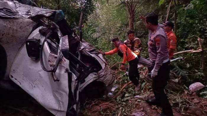 Fortuner Maut Masuk Jurang di Batang Diduga karena Rem Bermasalah