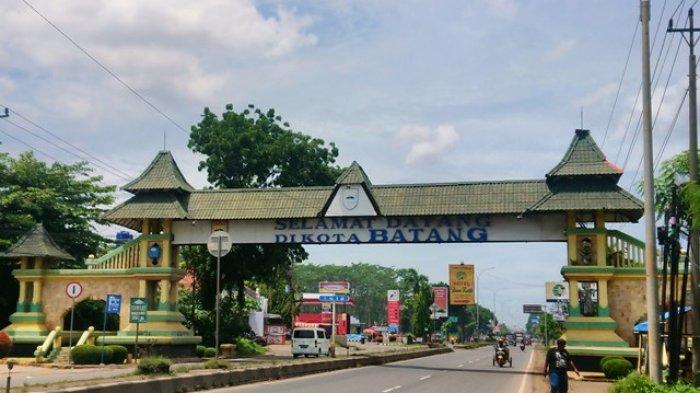 Kehadiran Kawasan Industri Terpadu (KIT) Batang di Provinsi Jawa Tengah menjadi salah satu momen penting dalam peta industri nasional. Dengan rencana Presiden Joko Widodo (Jokowi) untuk meresmikan operasional kawasan ini, langkah besar menuju penguatan sektor industri di Indonesia semakin nyata. Terlebih, ekspor perdana sepatu dari kawasan ini menandakan potensi besar yang dimiliki oleh KIT Batang dalam menyuplai kebutuhan pasar global. Dalam artikel ini, kita akan membahas lebih dalam mengenai rencana peresmian tersebut, dampaknya terhadap perekonomian lokal dan nasional, serta peran KIT Batang dalam meningkatkan daya saing industri Indonesia. 1. Sejarah dan Latar Belakang KIT Batang Kawasan Industri Terpadu Batang didirikan dengan tujuan untuk meningkatkan kapasitas industri di Indonesia, terutama di sektor manufaktur. Pembangunan kawasan industri ini berawal dari kebutuhan untuk menciptakan lapangan kerja dan mendorong pertumbuhan ekonomi di daerah yang sebelumnya kurang berkembang. Proyek ini adalah hasil kerja sama antara pemerintah pusat dan daerah, dengan dukungan investasi dari sektor swasta yang berkomitmen untuk berkontribusi dalam pengembangan ekonomi lokal. Sejarah KIT Batang dimulai ketika pemerintah menyadari pentingnya penyediaan infrastruktur yang memadai untuk menarik investor. Dengan luas area mencapai ribuan hektar, KIT Batang dirancang untuk menjadi pusat industri yang modern dan efisien. Dalam perkembangannya, kawasan ini telah menarik sejumlah perusahaan lokal dan internasional untuk berinvestasi, menciptakan peluang kerja bagi ribuan masyarakat sekitar. Dengan spesialisasi di sektor industri yang beragam, KIT Batang tidak hanya berfokus pada pembuatan sepatu, tetapi juga pada produk-produk lain yang dapat diekspor. Hal ini sejalan dengan visi pemerintah untuk menjadikan Indonesia sebagai salah satu pemain utama dalam industri global. Melalui pengembangan KIT Batang, pemerintah berharap dapat menghadirkan inovasi dan teknologi terbaru yang dapat mendukung pertumbuhan industri di tanah air. 2. Rencana Peresmian oleh Presiden Jokowi Rencana peresmian operasional KIT Batang oleh Presiden Jokowi merupakan langkah strategis yang diharapkan dapat mempercepat pertumbuhan industri di kawasan tersebut. Peresmian ini akan menjadi simbol komitmen pemerintah dalam mendukung pengembangan industri nasional dan memperkuat daya saing Indonesia di pasar global. Dalam acara peresmian yang direncanakan, Jokowi diperkirakan akan mengungkapkan berbagai kebijakan yang mendukung investasi dan pengembangan industri. Dia juga akan menekankan pentingnya kolaborasi antara pemerintah, swasta, dan masyarakat dalam menciptakan ekosistem industri yang berkelanjutan. Selain itu, presiden juga diharapkan akan memberikan arahan mengenai strategi pengembangan KIT Batang ke depan, termasuk pengembangan sumber daya manusia yang berkualitas. Peresmian ini juga menandai momen penting bagi perusahaan-perusahaan yang telah berinvestasi di kawasan ini, terutama industri sepatu yang siap melakukan ekspor perdana. Kegiatan ekspor ini diharapkan dapat meningkatkan kepercayaan investor dan mendorong lebih banyak investasi ke Indonesia. Dengan hadirnya KIT Batang, diharapkan Indonesia dapat mengurangi ketergantungan pada produk impor dan meningkatkan perekonomian domestik. 3. Dampak Ekonomi KIT Batang terhadap Wilayah Sekitar KIT Batang tidak hanya memberikan dampak positif bagi perusahaan yang beroperasi di dalamnya, tetapi juga bagi masyarakat dan ekonomi daerah sekitar. Salah satu dampak paling signifikan adalah penciptaan lapangan kerja. Dengan adanya industri baru di kawasan ini, ribuan tenaga kerja lokal akan dipekerjakan, yang tentunya akan meningkatkan pendapatan masyarakat. Selain itu, keberadaan KIT Batang juga diharapkan dapat merangsang pertumbuhan ekonomi lokal. Dengan meningkatnya aktivitas industri, berbagai sektor usaha seperti transportasi, distribusi, dan layanan pendukung lainnya akan ikut berkembang. Ini akan menciptakan sinergi antara industri dan masyarakat, di mana masyarakat dapat memanfaatkan peluang ekonomi yang ada. Dampak lain yang tidak kalah pentingnya adalah peningkatan infrastruktur daerah. Dengan adanya investasi besar di KIT Batang, pemerintah diharapkan akan memperbaiki dan membangun infrastruktur pendukung seperti jalan, jaringan listrik, dan telekomunikasi. Hal ini akan memberikan manfaat jangka panjang bagi masyarakat, serta menarik lebih banyak investor untuk berinvestasi di wilayah tersebut. 4. Peran KIT Batang dalam Meningkatkan Daya Saing Industri Indonesia KIT Batang memiliki peran strategis dalam meningkatkan daya saing industri Indonesia, terutama di sektor manufaktur. Dengan adanya kawasan industri yang terintegrasi dan modern, perusahaan-perusahaan yang beroperasi di dalamnya dapat memanfaatkan infrastruktur dan layanan yang efisien. Ini akan memungkinkan mereka untuk mengurangi biaya produksi dan meningkatkan kualitas produk. Keberadaan KIT Batang juga sangat penting dalam upaya diversifikasi produk. Dengan dukungan teknologi dan inovasi, perusahaan-perusahaan di kawasan ini dapat menghasilkan produk-produk yang lebih beragam dan berkualitas tinggi, sehingga mampu bersaing di pasar global. Ekspor perdana sepatu dari KIT Batang menjadi contoh nyata bahwa industri Indonesia dapat berkompetisi secara internasional. Selain itu, KIT Batang juga diharapkan dapat menjadi pusat penelitian dan pengembangan di bidang industri. Kolaborasi antara perusahaan, institusi pendidikan, dan lembaga penelitian akan menciptakan inovasi baru yang dapat memperkuat posisi Indonesia sebagai pusat industri di Asia Tenggara. Dengan demikian, KIT Batang tidak hanya berfungsi sebagai tempat produksi, tetapi juga sebagai pusat inovasi yang dapat mendorong pertumbuhan industri di masa depan.