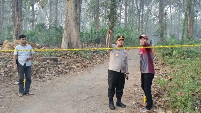 Kejadian tragis kembali menggemparkan masyarakat Indonesia. Pada tanggal [masukkan tanggal], sebuah peristiwa mengerikan terjadi di Subah, Batang, di mana seorang pria ditemukan tewas dengan sejumlah luka di tubuhnya. Insiden ini diduga berkaitan dengan tawuran antarkelompok yang sering terjadi di wilayah tersebut. Tawuran, yang kerap melibatkan remaja, telah menjadi masalah sosial yang serius, dan insiden ini kembali menyoroti pentingnya upaya pencegahan dan penanganan konflik di masyarakat. Dalam artikel ini, kita akan membahas lebih dalam mengenai kasus ini, mulai dari kronologi kejadian, faktor penyebab tawuran, dampaknya terhadap masyarakat, hingga upaya pencegahan yang perlu dilakukan. 1. Kronologi Kejadian di Subah Batang Kronologi kejadian ini bermula pada malam hari sekitar pukul [masukkan waktu], saat sejumlah remaja berkumpul di daerah tersebut. Menurut saksi mata, suara gaduh dan teriakan mulai terdengar, yang menandakan bahwa terjadi keributan. Dalam waktu singkat, keributan tersebut berkembang menjadi tawuran antara dua kelompok remaja. Di tengah kepanikan dan kekacauan yang terjadi, seorang pria, yang diperkirakan berusia antara 20 hingga 25 tahun, ditemukan tergeletak di tanah dengan kondisi penuh luka. Setelah penemuan jenazah tersebut, pihak kepolisian segera turun tangan untuk menyelidiki kasus ini. Mereka mengumpulkan keterangan dari saksi-saksi di lokasi kejadian dan melakukan olah tempat kejadian perkara (TKP) guna mencari tahu lebih lanjut mengenai apa yang sebenarnya terjadi. Dari hasil olah TKP, ditemukan sejumlah barang bukti yang dapat digunakan untuk melacak pelaku tawuran. Selain itu, pihak kepolisian juga melakukan penyelidikan lebih lanjut terhadap kelompok-kelompok yang terlibat dalam tawuran tersebut. Mereka berusaha mencari tahu latar belakang konflik yang terjadi dan mengidentifikasi pelaku-pelaku yang terlibat dalam insiden ini. Kejadian ini menciptakan ketakutan di kalangan masyarakat, yang khawatir jika tawuran serupa bisa terjadi lagi di masa depan. 2. Faktor Penyebab Tawuran di Kawasan Subah Batang Tawuran antarkelompok adalah fenomena sosial yang tidak bisa dipandang sebelah mata. Berbagai faktor dapat menyebabkan terjadinya tawuran, dan dalam konteks Subah Batang, beberapa di antaranya tampak jelas. Pertama-tama, faktor lingkungan sosial berperan besar dalam membentuk sikap dan perilaku remaja. Banyak dari mereka yang tumbuh di lingkungan yang rentan terhadap kekerasan, dan tawuran menjadi cara bagi mereka untuk mengekspresikan diri dan menunjukkan kekuatan. Selain itu, ada juga faktor persaingan antar kelompok remaja. Persaingan ini sering kali dipicu oleh masalah sepele, seperti saling ejek atau perselisihan kecil yang kemudian meluas menjadi konflik yang lebih besar. Dalam situasi ini, tawuran menjadi seperti sebuah tradisi yang sulit dihindari, di mana masing-masing kelompok merasa terdesak untuk mempertahankan harga diri dan gengsi mereka. Faktor lain yang turut berkontribusi adalah kurangnya perhatian dari orang tua dan masyarakat. Remaja yang tidak mendapatkan pengawasan yang cukup cenderung mencari pelampiasan di luar rumah, dan sering kali hal ini berujung pada tindakan kekerasan. Oleh karena itu, diperlukan peran aktif dari semua pihak, termasuk keluarga, sekolah, dan masyarakat, untuk mencegah terjadinya tawuran. 3. Dampak Tawuran terhadap Masyarakat dan Lingkungan Insiden tawuran tidak hanya berdampak pada individu yang terlibat, tetapi juga memiliki konsekuensi yang luas bagi masyarakat dan lingkungan. Pertama-tama, adanya tawuran dapat menciptakan suasana yang tidak aman dan nyaman bagi warga sekitar. Masyarakat merasa khawatir akan keselamatan mereka, terutama jika tawuran tersebut terjadi di tempat-tempat umum. Ini dapat mengganggu kegiatan sehari-hari dan menciptakan ketidaknyamanan bagi warga. Dampak lain yang tidak kalah penting adalah bagi para remaja itu sendiri. Tawuran dapat mengakibatkan luka fisik dan psikologis yang mendalam. Tidak jarang, para remaja yang terlibat dalam tawuran mengalami trauma, yang bisa berdampak pada kesehatan mental mereka di masa mendatang. Selain itu, mereka juga berisiko terjerumus ke dalam jalur kriminal, yang dapat merusak masa depan mereka. Dari segi sosial, tawuran menciptakan stigma negatif terhadap kelompok remaja tertentu. Masyarakat cenderung menganggap semua remaja sebagai pelaku kekerasan, padahal tidak semua remaja terlibat dalam tawuran. Hal ini dapat menyebabkan diskriminasi dan ketidakpercayaan antara generasi, serta menciptakan jurang pemisah yang lebih besar antara remaja dan masyarakat umum. 4. Upaya Pencegahan Tawuran di Kalangan Remaja Dalam menghadapi masalah tawuran, diperlukan pendekatan yang holistik dan berkelanjutan. Salah satu langkah awal yang dapat diambil adalah dengan meningkatkan komunikasi antara orang tua dan anak. Dengan membangun hubungan yang baik, orang tua dapat lebih memahami permasalahan yang dihadapi anak-anak mereka dan memberikan bimbingan yang diperlukan. Selanjutnya, sekolah juga memiliki peran penting dalam pencegahan tawuran. Program-program pendidikan karakter yang menekankan nilai-nilai toleransi dan kerjasama dapat membantu membangun kesadaran di kalangan remaja akan pentingnya menghindari kekerasan. Kegiatan ekstrakurikuler yang positif juga bisa menjadi sarana bagi remaja untuk menyalurkan energi mereka ke dalam hal-hal yang lebih konstruktif. Pemerintah dan komunitas juga harus berkolaborasi untuk menciptakan lingkungan yang aman bagi remaja. Penyuluhan dan kampanye anti-tawuran dapat dilakukan untuk memberikan informasi dan pemahaman kepada masyarakat tentang bahaya tawuran serta cara-cara pencegahannya. Dengan melibatkan semua elemen masyarakat, diharapkan tawuran dapat diminimalisir, dan kasus serupa di masa depan dapat dicegah.